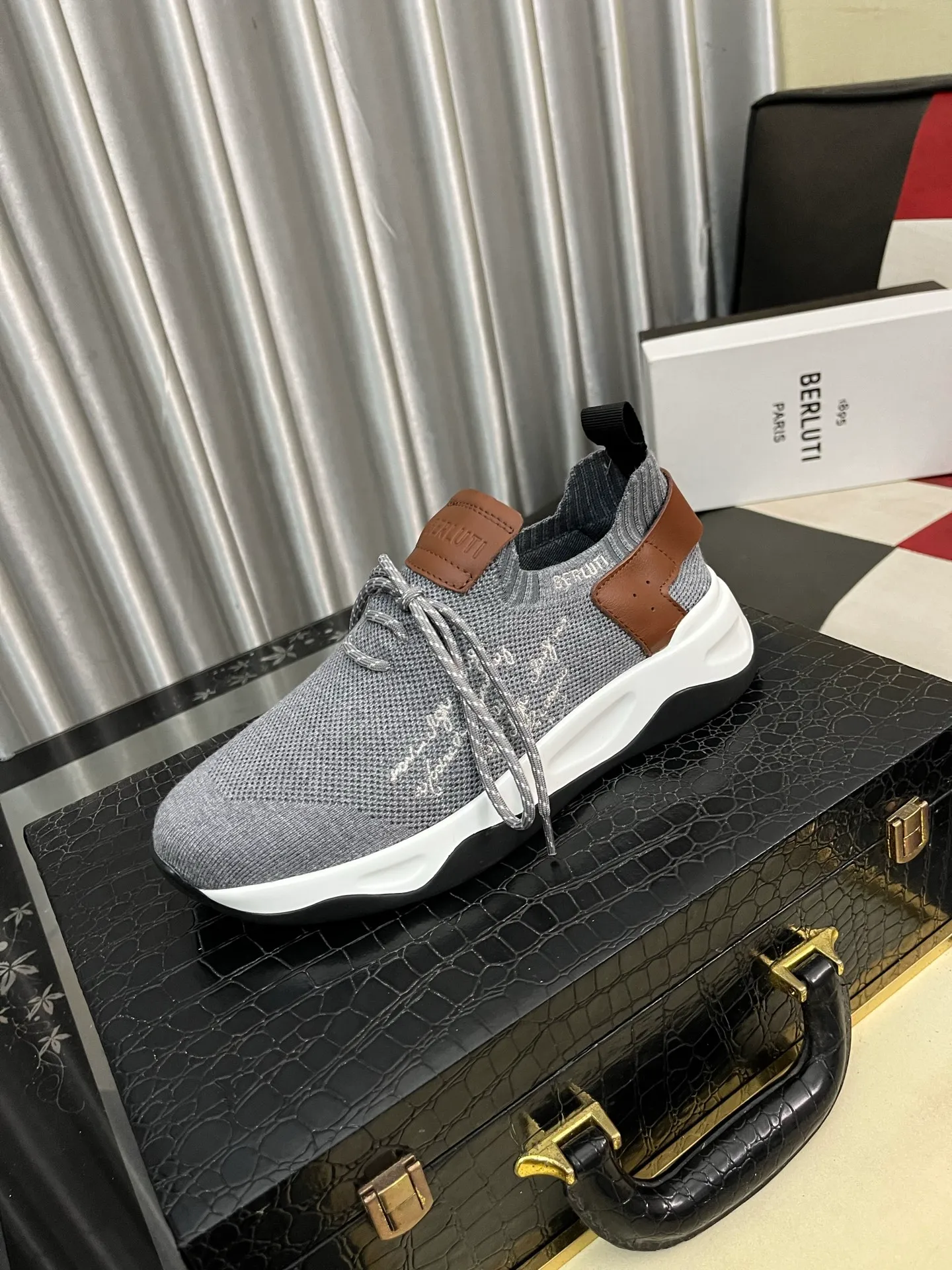 Men's Men's Shoes 💰400⌚️⌚️Berlut* France's top men's shoes, Berluti brand broke the rules in its first show and launched a new Edge shoe last. This model is hand-crafted with exquisite and fashionable fly-woven cowhide, a water-dyed cowhide lining, and an original color-blocked lightweight and wear-resistant rubber sole. This bold improvement of the iconic shoe last is of great significance to the creative work of its unique shape and edge width. On Alessandro shoes, this sharp-edged silhouette is made more see-through through Kris' bold and professional new Cloudy dyeing, making it classic and fashionable! Size: 38-46